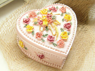 お姫様・ロココ調シュガーケーキみたいなハート型薔薇のジュエリーボックスピンク薔薇樹脂製