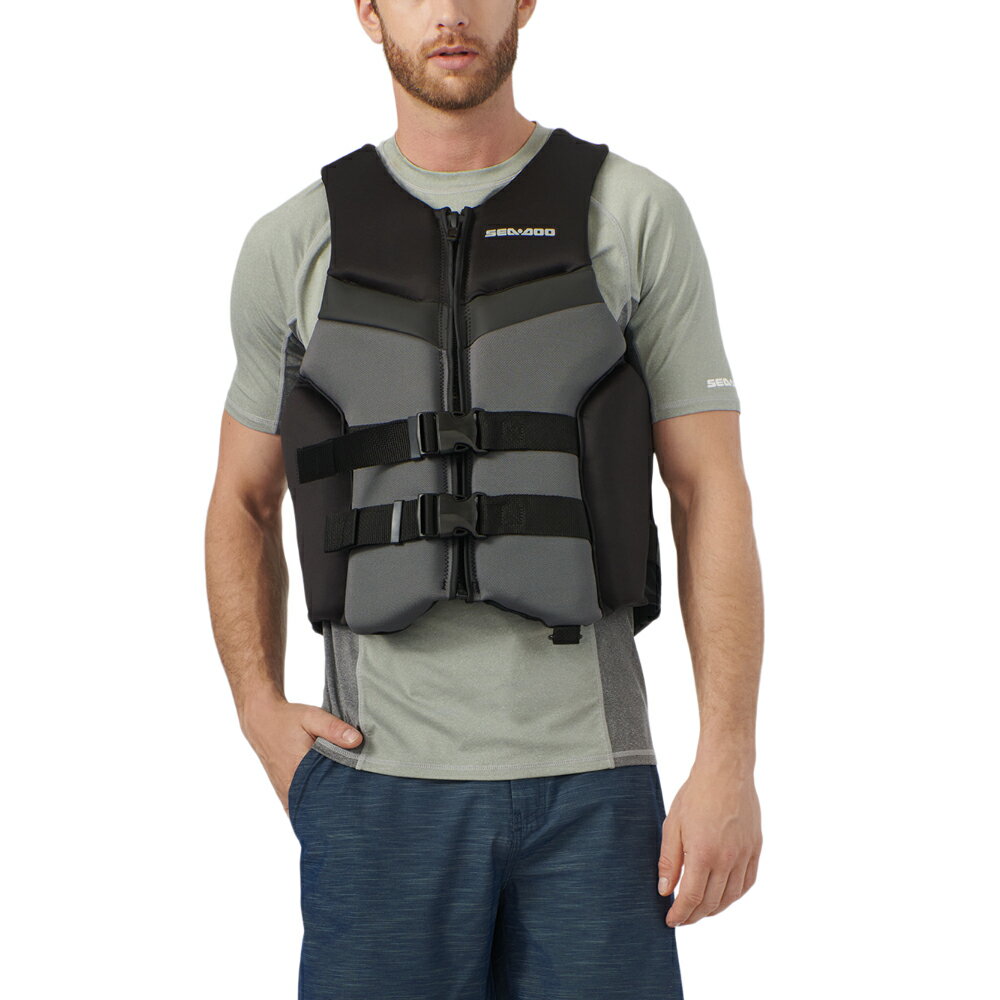 ■Airflow PFD Unisex【SEA-DOO　PFD】 （エアフロー PFD/ライフ ジャケット） ■品番：285984 ■小型特殊(PWC)船舶検査対応 ■サイズ（胸囲cm） M：94-104 L：104-114 XL：114-124 ※サイズチャートはあくまでも目安になります。 商品によって異なりますので、参考としてください。 ●ゴム不使用、柔軟性、軽量、通気性、速乾性に優れた環境に優しいエコプレン素材。 ●ベストの内側は環境に優しい 100% PVC フリーの Gaia フォームで作られています。 ●エアフローシステム：ライフジャケットの表面を肌から遠ざける内側の EVA 成型。 ●腰部コンフォートゾーン：追加のフォームパッドにより、サポートを強化しながら腰への圧力を最小限に抑えます。 ●メッシュパネル：余分な水を排出し、速乾性と温度調整された快適さを提供します。 ●快適なフィット感。 ●フロントジッパーはYKK製。 ●サイドパネルには伸縮性のある裏地を使用し、快適性を向上させています。 ●アームホールは大きめにカットされており、快適な着心地を実現しています。 ●首の後ろにループを付けて、ゴーグルをベストに取り付けます。 ●キーストラップ用のDリング。 ●シェル： 100% ポリエステル ●断熱材： 100% ガイアフォーム ●小型特殊(PWC)船舶検査対応 【商品の納期について】 《在庫がある場合》 1〜2営業日にて出荷致します。 ※実店舗と在庫を共有しております。 タイミングによっては完売の場合もございます。 予めご了承ください。 【画像についてのご注意】 ※写真の撮り方、パソコン（スマートフォン）の画面環境により、実商品の色みが違って見える場合がございます。 ※メーカーHP画像・カタログ画像を使用している場合も多くございます。 予告なく仕様が変更になる場合がございますので、参考としてください。 また、弊社撮影の画像につきましても、継続モデル等で仕様が変更になっている場合もございます。 画像につきまして、疑問がある場合はお問い合わせください。