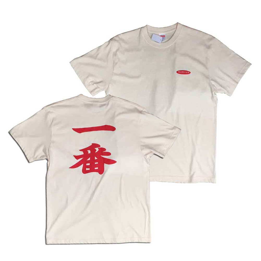 白浜マリーナオリジナルTシャツ"一番"。 コットン100％のやわらかいハイクオリティTシャツです。 日本通常サイズで定番のスタンダードなTシャツサイズ。 リブもくたっとよれにくいつくりになっています。 United Athle 5.0 オンス　ハイクオリティTシャツ。 【カラー】・ナチュラル 【素　材】綿100％ 【サイズ】 ・M :着丈（69cm）身幅（52cm）　肩幅（46cm）　袖丈（20cm） ・L :着丈（73cm）身幅（55cm）　肩幅（50cm）　袖丈（22cm） ・XL:着丈（77cm）身幅（58cm）　肩幅（54cm）　袖丈（24cm） メーカー希望小売価格はメーカーカタログに基づいて掲載しています白浜マリーナオリジナルTシャツ　MARINER 一番TEEシャツ 白浜マリーナオリジナルTシャツ"一番""。 コットン100％のやわらかいハイクオリティTシャツです。 日本通常サイズで定番のスタンダードなTシャツサイズ。 リブもくたっとよれにくいつくりになっています。 【カラー】・ナチュラル 【素　材】綿100％ 【サイズ】 ・M :着丈（69cm）身幅（52cm）　肩幅（46cm）　袖丈（20cm） ・L :着丈（73cm）身幅（55cm）　肩幅（50cm）　袖丈（22cm） ・XL:着丈（77cm）身幅（58cm）　肩幅（54cm）　袖丈（24cm） 胸元のMARINERロゴ バックプリント一番ロゴ