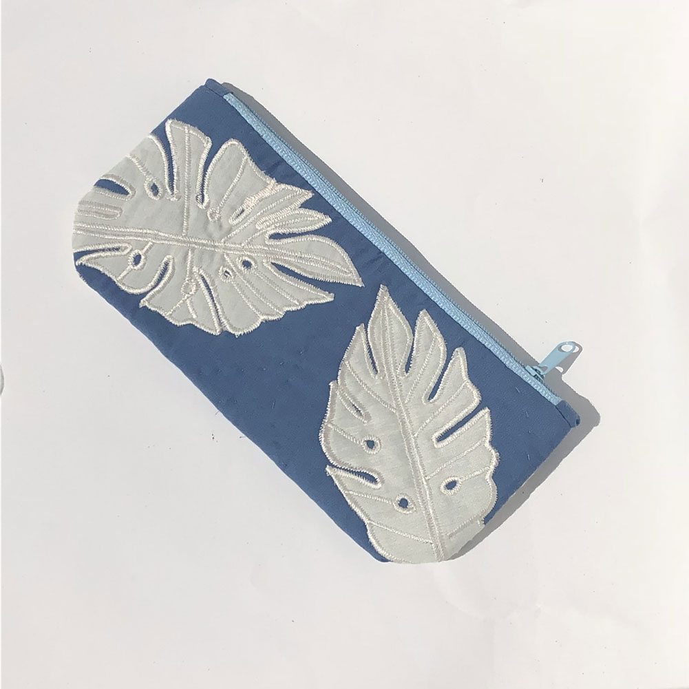 【マラソン ポイント 最大 35倍】 ハワイアンキルト リーフ柄ペンケース ブルー 筆入れ 小物入れ ポーチ Hawaiian Quilt プチギフト プレゼント モンステラ 青 ハワイアン雑貨 母の日 敬老の日 お返し おしゃれ 女性 眼鏡入れ めがねケースの商品画像 2