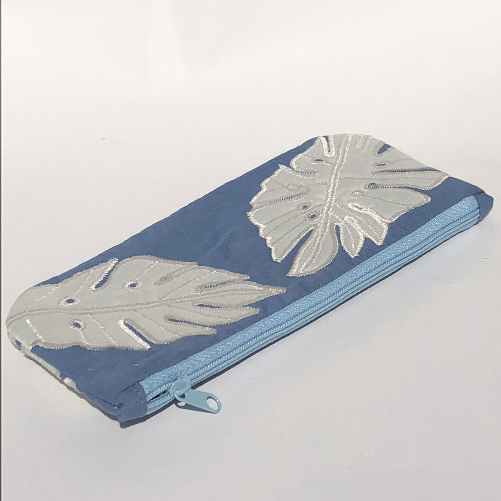 【マラソン ポイント 最大 35倍】 ハワイアンキルト リーフ柄ペンケース ブルー 筆入れ 小物入れ ポーチ Hawaiian Quilt プチギフト プレゼント モンステラ 青 ハワイアン雑貨 母の日 敬老の日 お返し おしゃれ 女性 眼鏡入れ めがねケースの商品画像 3