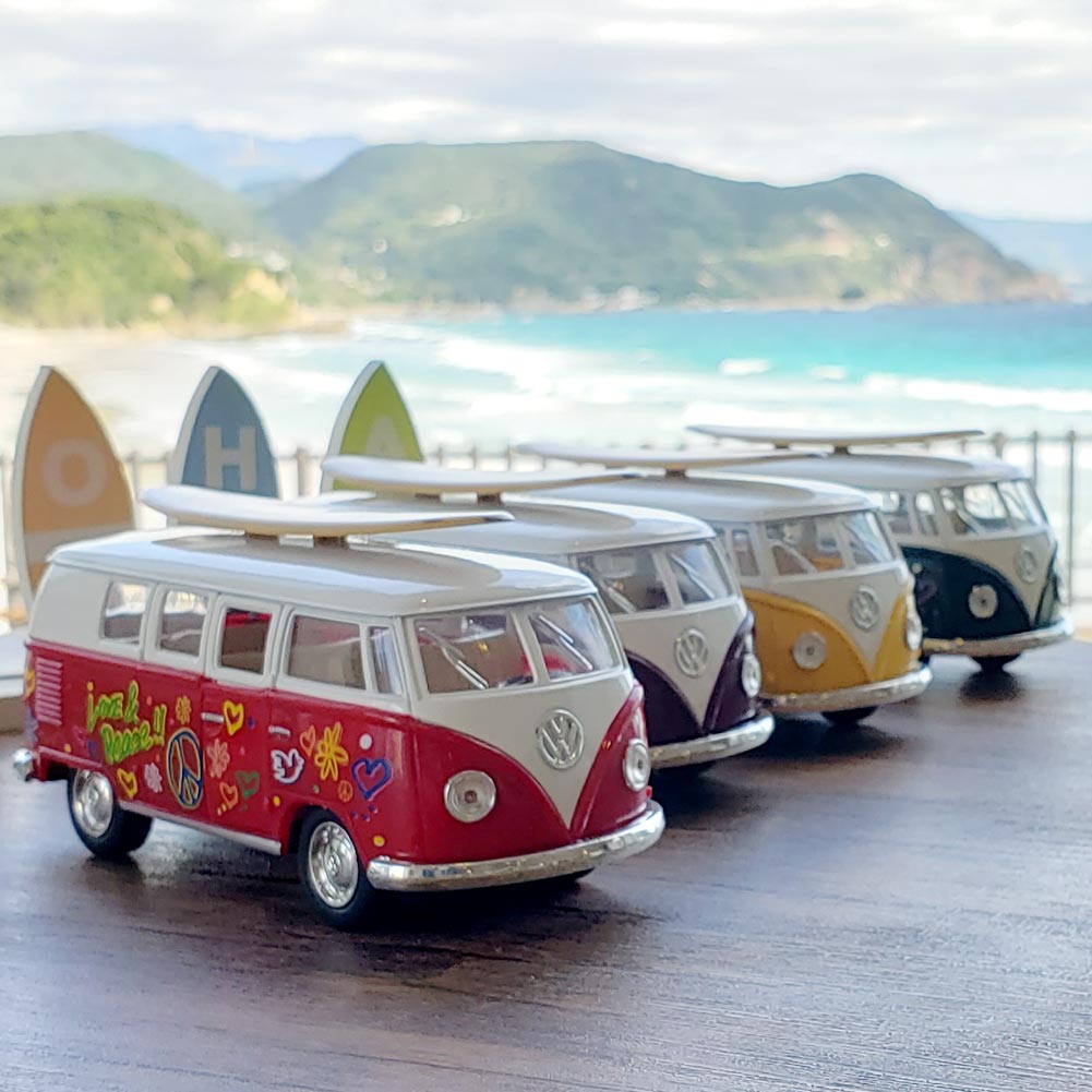 【18日は最大P21倍！クーポン有】 ミニカー ワーゲン クラシカルバス プリント サーフボード 1962 VW Classical Bus with Printing & Surfboard ダイキャストミニカー 1/34 アメリカン雑貨 サーフィン インテリア プレゼント おもちゃ コレクションケース