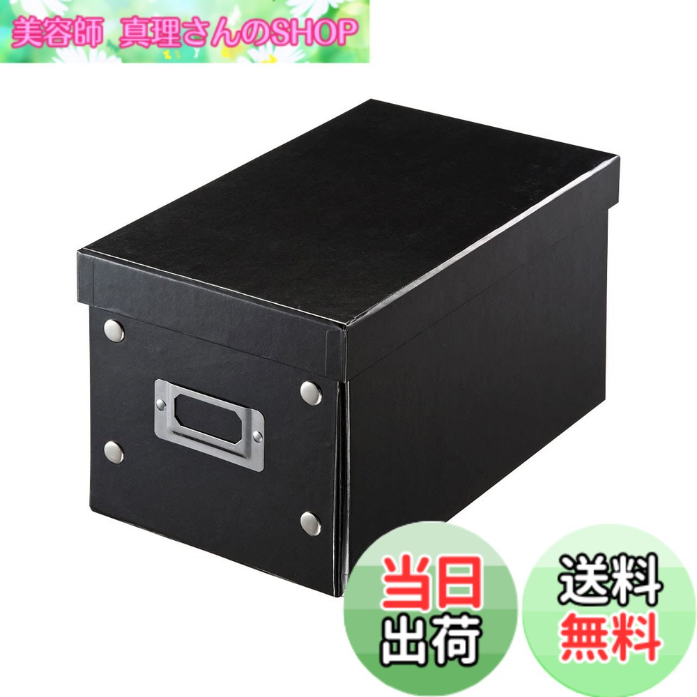 商品情報商品の説明●スナップボタンを留めるだけのかんたん組み立てBOXです。 ●メディアだけでなくパソコン周りのアクセサリなどなんでも収納できます。 ●耐久性に優れた硬質ペーパーを使用しています。 ●収納物がひと目でわかるネームホルダー付きです。 ■カラー:ブラック ■収容量:CD 25枚(プラケース厚さ10mm) DVD 10枚(トールケース厚さ14mm) BD 10枚(ブルーレイケース厚さ12.5mm) ■サイズ:W165xD275xH150mm ■重量:352g ■材質:硬質ペーパー主な仕様 スナップボタンを留めるだけのかんたん組み立てBOXです。メディアだけでなくパソコン周りのアクセサリなどなんでも収納できます。耐久性に優れた硬質ペーパーを使用しています。収納物がひと目でわかるネームホルダー付きです。