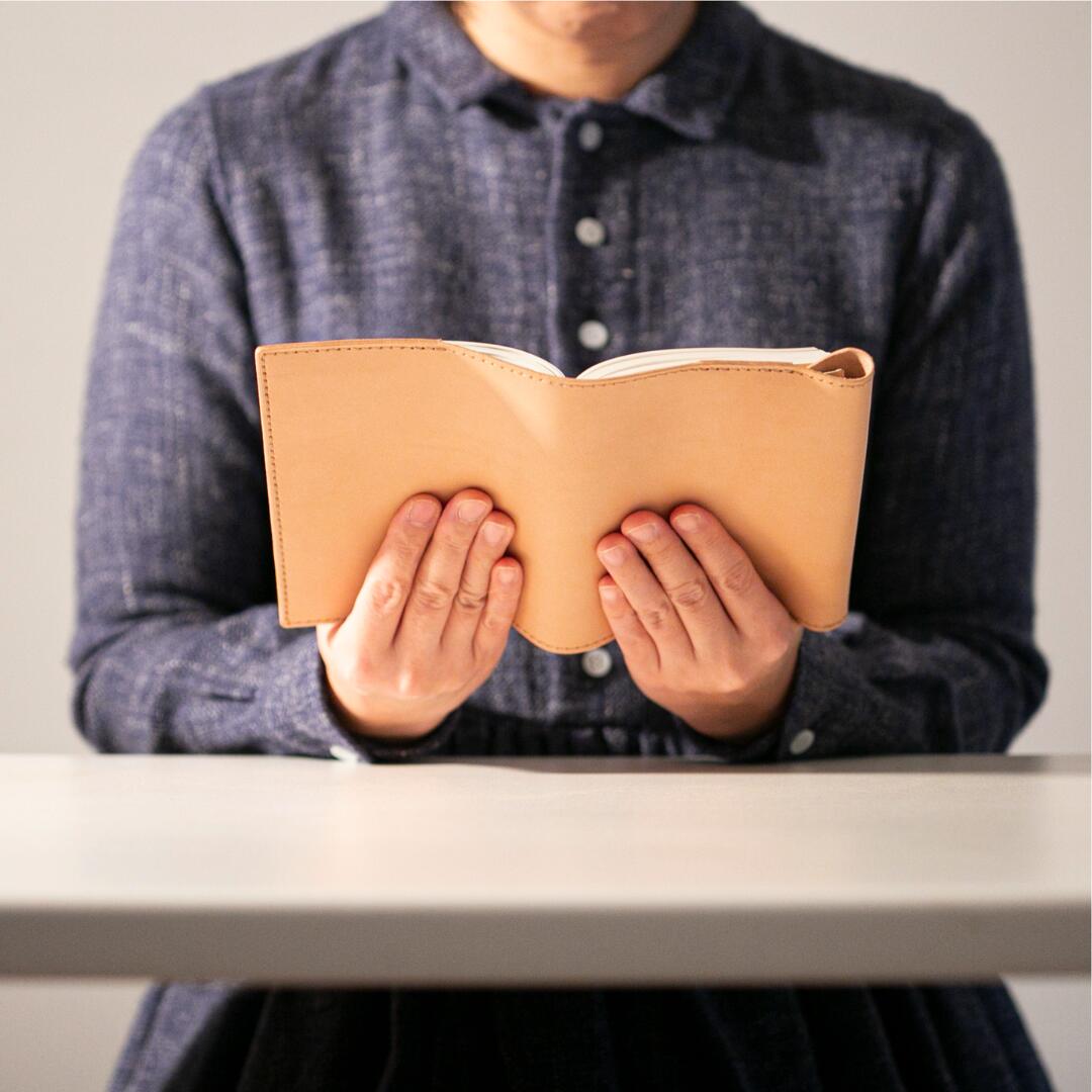 ブックカバー 文庫 本革 国産牛ヌメ革 名入れ無料 日本製 ハヤカワトール しおり ポケット選択可 MamiMade ギフト【育てる革の物語】 サブ画像