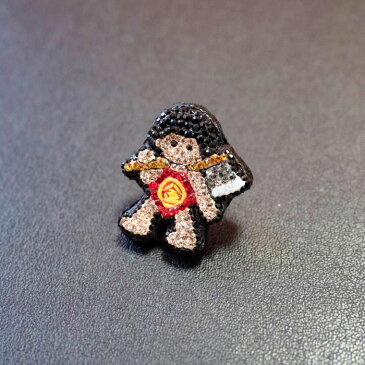 ピンバッジ 極小スワロフスキー SaoRin アクセサリー ユニーク 金太郎 (クリックポスト 送料込) クリスタル使用 男女兼用 日本 昔話