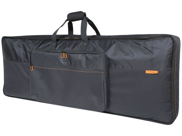 61鍵キーボード用、高品位なキャリング・バッグ CB-B61は汎用性と実用性を備えたキーボードバッグです。外装には耐久性に優れたポリエステル素材、内装には厚手のパッドと柔らかなフリース素材を採用、軽量ながらも大切なキーボードを保護します。フロント部には大小2つのポケットを装備。カスタムデザインのジッパー部分は視認しやすく、快適な開け閉めをサポートします。持ち手部分にはクッション素材が入っており、指への負担を軽減します。61鍵対応のCB-B61は持ち運びに便利なバックパックストラップ付きなので移動時に背負うことも可能です。 &bull;&nbsp;61鍵キーボード用キャリング・バッグ &bull;&nbsp;耐久性に優れたポリエステル素材の外装 &bull;&nbsp;厚手のクッション素材に守られたフリース素材の内装 &bull;&nbsp;大小2つのポケット装備 &bull;&nbsp;視認しやすいオリジナルデザインのジッパー &bull;&nbsp;柔らかで頑丈な持ち手 &bull;&nbsp;バックパックストラップ付、背負いも可能 Specs ■主な素材：ポリエステル ■外形寸法：幅(W) 1085 mm × 奥行き(D) 365 mm × 高さ(H) 185 mm ■質量：2.2 kg 【Keywords】 Roland Keyboard Bag CB-B61 CBB61 ローランド 61鍵盤 シンセサイザー キーボードバッグ キーボードケース ソフトケース キャリングバッグ