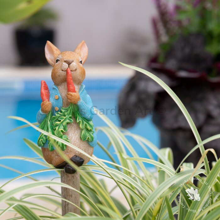 【ケーントッパー（支柱飾り）ビアトリクスポッター ラディッシュをかじるピーターラビット】