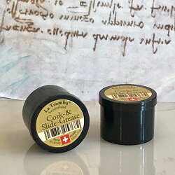 ラ・トロンバ（LA TROMBA）のコルク&スライドグリス L(15g) 固め 1個 このグリスは金管のスライドに使う人より、 木管のプレイヤーがコルクグリスとしてお買い求める方が多い印象です。 組立しやすくするだけなら、ヤマハやクランポンなどのグリスでもいい感じですが、 グリスがその場にとどまってくれる感じの使用感で クラリネットなど楽器のつなぎ部分の密閉度が上がる感じ。 15g　Made in Switzerland (スイス) ケースの大きさはおおよそ直径3センチ×高さ2.6センチの円柱(蓋は一回り大きいです。) ・・・・・・・・・・・・・・・・・・・・・・・ トランペット売り場　↓クリック クラリネット売り場。 　