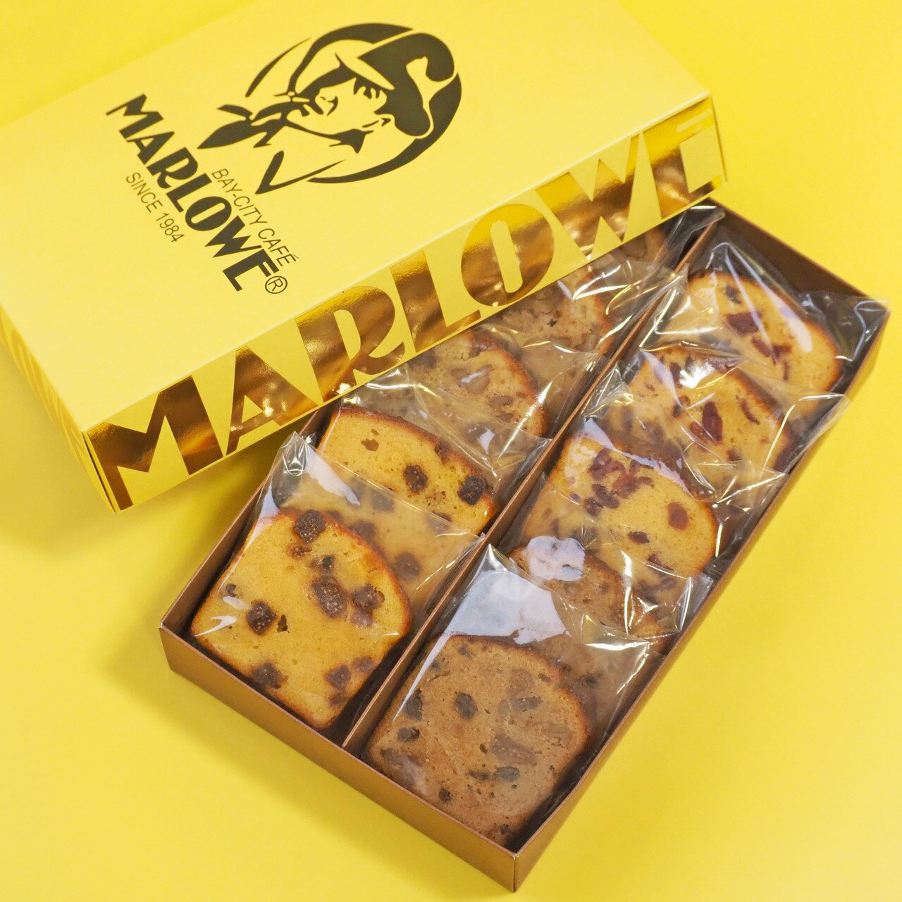 ギフト対応カットケーキ詰め合わせBOX マーロウ人気のパウンドケーキが個包装になりました！ アーモンドプードル100％の美味しさはそのままに、 さまざまな味わいが楽しめる4種類10枚入りの詰め合わせボックスが新登場です。 【パウンドケーキとの違い】 個包装にするため、通常のパウンドケーキより油脂分を控えめにしています。 また、粉糖のほかにきび糖を加えることで、カットケーキでも味わい深く、 食べ応えのある仕上がりにしています。 パウンドケーキには焼き上げた後、表面にブランデーを塗っていますが、 アルコールが苦手な方でもお召し上がりいただけるよう、 いちじくとクランベリーはアルコール不使用にしています。 いちじくカットケーキ(2枚)ケーキ生地にいちじくのつぶつぶとした食感が広がる、くせになる美味しさです。 ※アルコール不使用 くるみカットケーキ(3枚)味わい深いアーモンド生地と、香ばしいくるみの相性は抜群です。 ラムミックスカットケーキ(2枚)ラム酒に漬けたドライいちじく・レーズン・くるみをたっぷりと使用し、食べ応えのある味わいに仕上げました。 クランベリーカットケーキ(3枚)甘酸っぱいドライクランベリーを使用し、華やかな見た目と味わいをお楽しみいただけます。※アルコール不使用