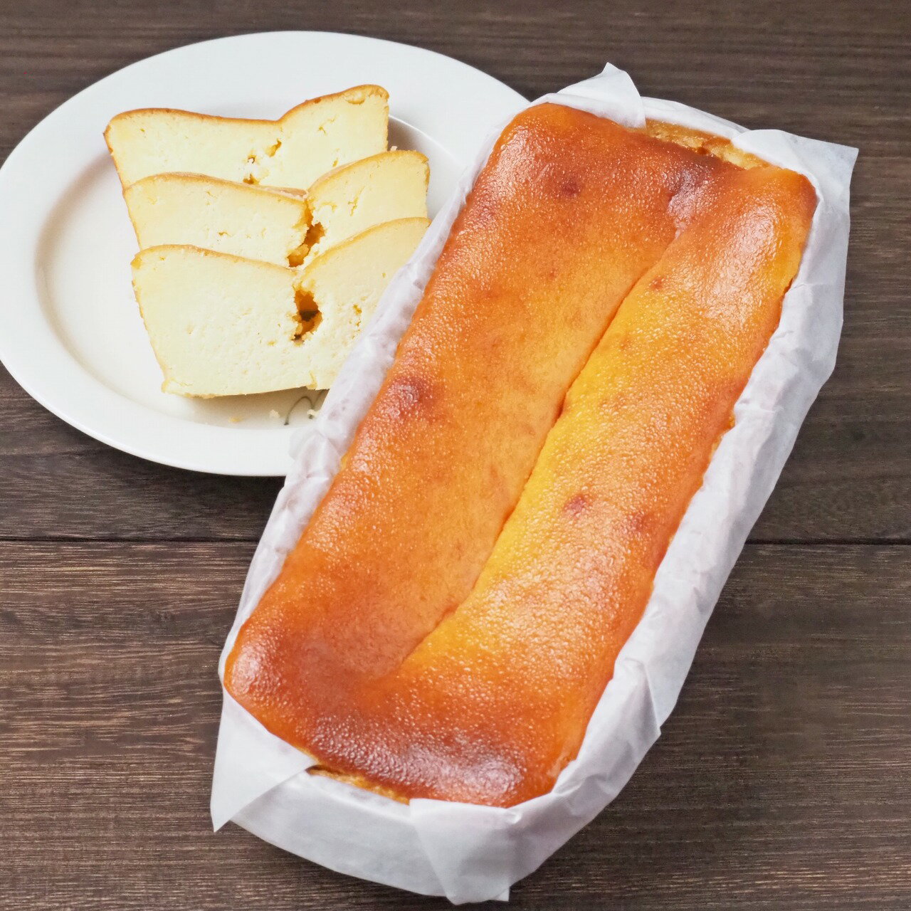商品名称 ベイクドチーズケーキ 消費期限 出荷日を含めて7日間 配送方法 冷蔵 原材料 クリームチーズ(フランス産)、卵、粉糖、 サワークリーム、アーモンドプードル、 生クリーム 栄養成分表示 (100gあたり (推定値) 熱量　477.4kcal 糖質　19.0g 脂質　39.6g タンパク質　9.6g 炭水化物　19.8g 食塩相当量　0.1g 内容量 520g　長さ19cm　幅9cm　高さ7cm アレルギー 卵・乳・アーモンド 製造者 マーロウヨコスカファクトリー 神奈川県横須賀市平成町2-7-1　ベイテックビル1階 備考 ★各種のし、無料でお承りします！ ●メッセージカードご希望のお客様は、 購入画面にすすみ、備考欄（お店への通信欄）に ご希望のカード名と枚数を入力してください。 （購入点数以上の枚数をお付けする事は できません） ※本商品はご注文確定後、ご指定の出荷日に 合わせて出荷準備・商品製造を行っております ので、ご購入履歴からお客様ご自身で ご注文内容の修正やキャンセルを 行う事はできません。ベイクドチーズケーキ&nbsp; 濃厚でコクがあり、どっしりとしていますが、後味が良いのでとても食べやすいです。 マーロウのチーズケーキはサワークリームと、フランス産のクリームチーズをたっぷり使用しています。 レモンは使用しておりませんので、レモンとは違った爽やかな酸味とコクが味わえます。&nbsp;