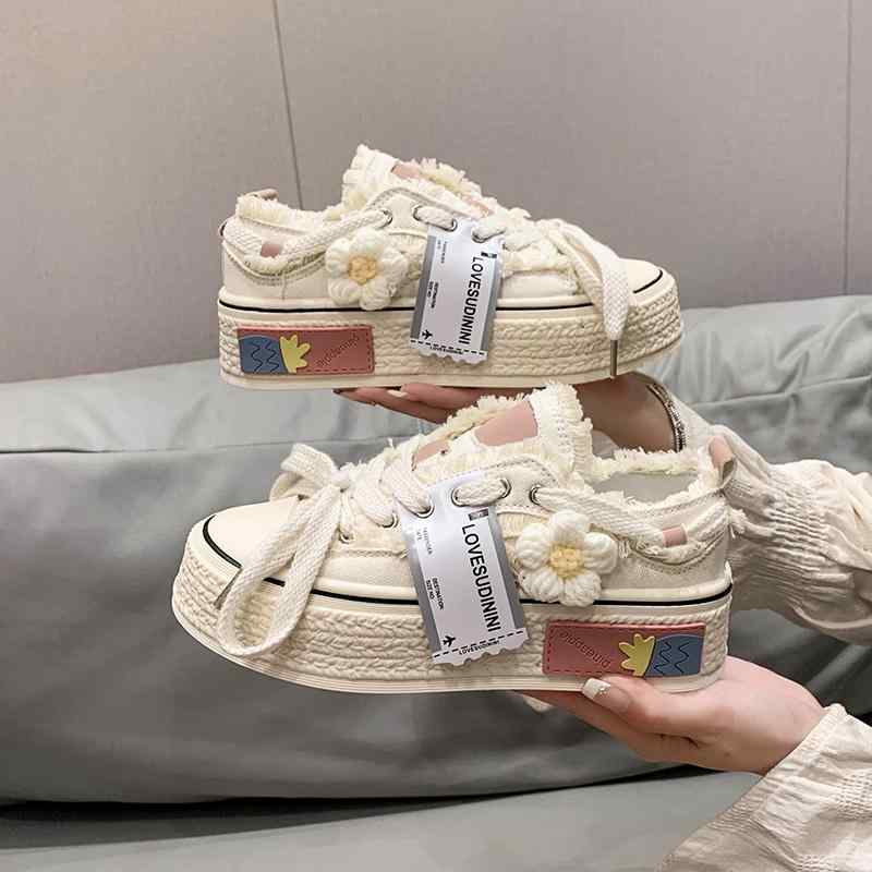 スニーカー 厚底 キャンバス 帆布 お花 フラワー 毛糸 フリンジ 可愛い 個性的 シューズ 韓国系 白 黒 ..