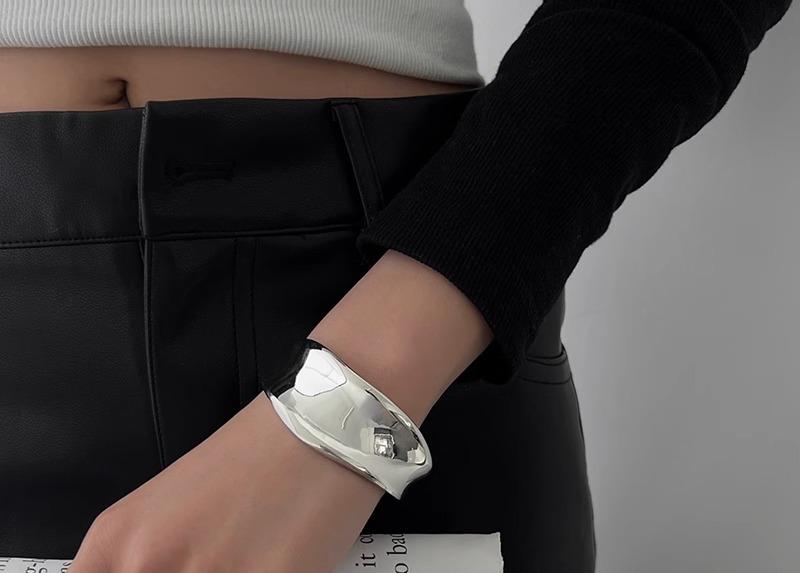 バングル かっこいい 個性的 太め ブレスレット メタリック シルバー 銀色 光沢 韓国系 オシャレ アクセサリー レディース 湾曲 カーブ ウェーブ 留め具な...