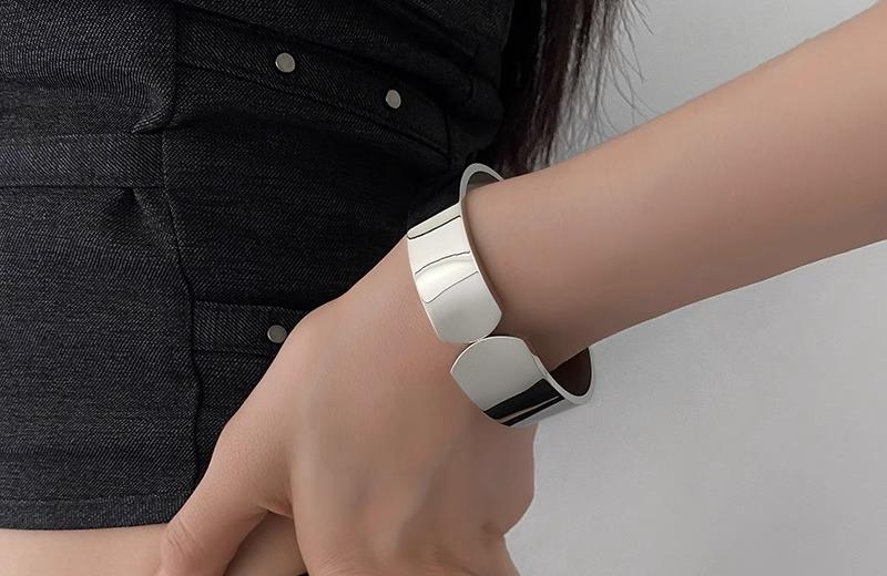 バングル かっこいい シンプル 太め ブレスレット レディース 個性的 メタリック シルバー 銀色 韓国系 アクセサリー クール マニッシュ 光沢 艶あり 鏡 ...