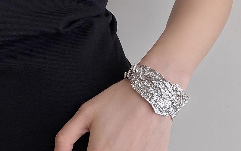 バングル かっこいい ゴツゴツ 個性的 アシンメトリー ブレスレット メタリック シルバー 銀色 マット 艶なし 韓国系 アクセサリー レディース 太め 太い ...