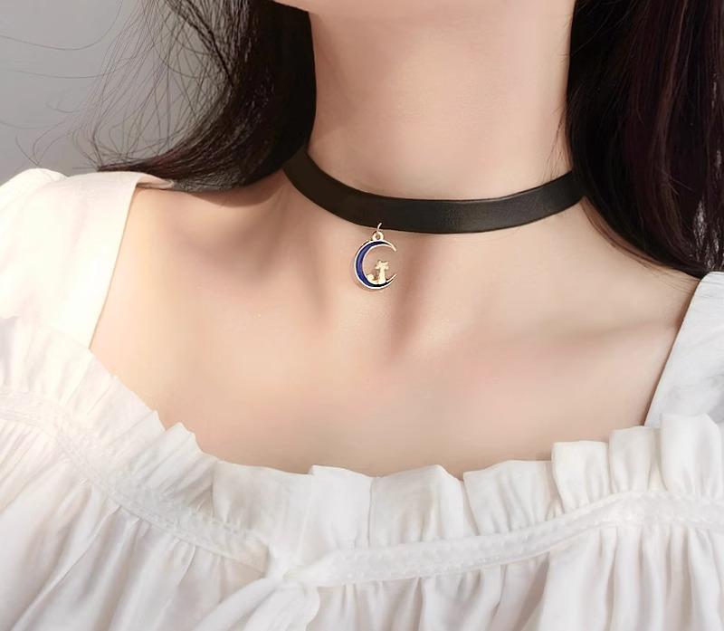 チョーカー ネコ 月 黒 太め ネックレス レディース 可愛い 韓国系 首輪 ペンダント 猫 ねこちゃん 三日月 チャーム ベルト レザー ブラック 無地 個性...