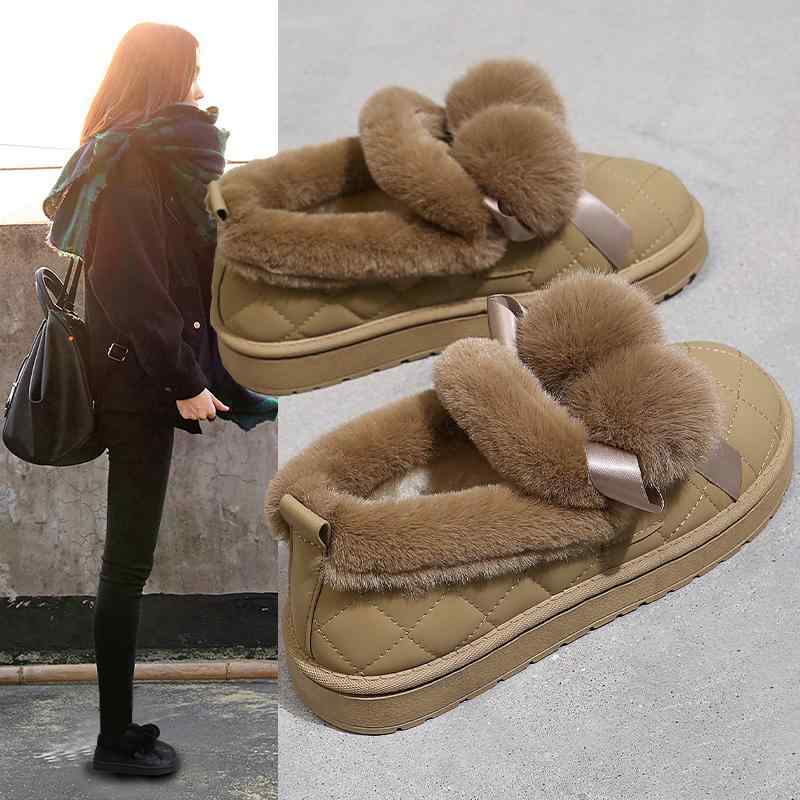 ファー ブーティー スリッポン おしゃれ きれいめ 靴 防寒 女性 レディース シューズ 秋 冬 もこもこ ふわふわ 韓国 オルチャン系 キルティング風 毛皮風 黒 白 茶色 暖かい ファーシューズ 個性的 ぽんぽん 毛玉 フラット 厚底 学生 通学