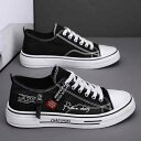 スニーカー おしゃれ 英文字 ポップ 韓国系 スタイリッシュ キャンバス シューズ 運動靴 メンズ 男性用 靴 くつ ブラック ホワイト ブルー キャンバス地 コラージュ ベルト 個性的 定番 カジュアル ウォーキング デート 学生 通学 旅行 黒 白