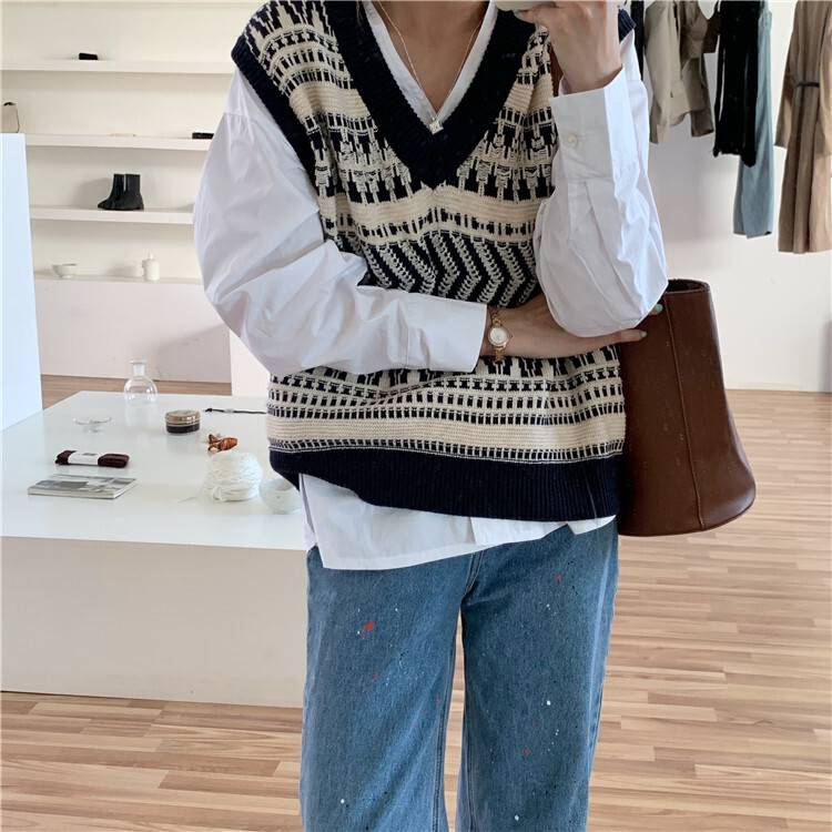 2色 ベスト レディース トップス ニット Vネック 大きめ ゆったり ラフ感 ノースリーブ アウター 柄 重ね着 可愛い カジュアル 大人 ルーズ ファッション OL 通勤 通学 学生 ブラウン 茶色 茶系コーデ ブラック 黒 着回し シンプル こなれ感 10代 20代 30代 春 冬 秋