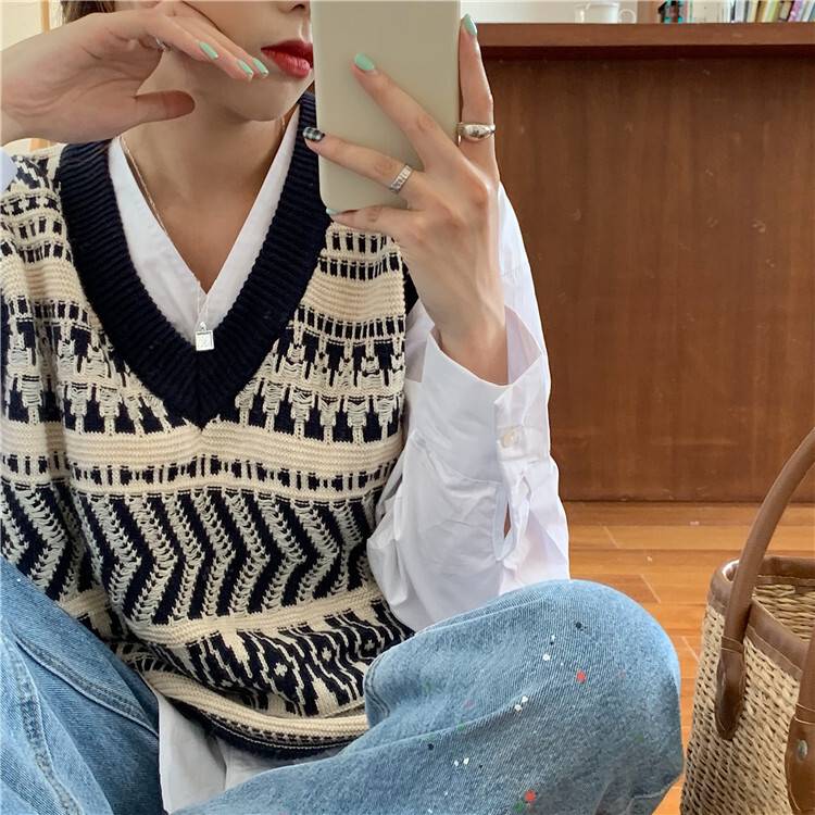 2色 ベスト レディース トップス ニット Vネック 大きめ ゆったり ラフ感 ノースリーブ アウター 柄 重ね着 可愛い カジュアル 大人 ルーズ ファッション OL 通勤 通学 学生 ブラウン 茶色 茶系コーデ ブラック 黒 着回し シンプル こなれ感 10代 20代 30代 春 冬 秋