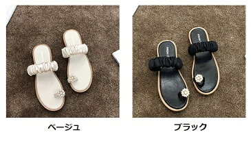 サンダル レディース シューズ 靴 ぺたんこ フラット かわいい おしゃれ ガーリー 花 フラワー トングサンダル ローヒール ペタンコサンダル フラットサンダル スリッパ ビーサン オープントゥ パール 黒 白 無地 モノトーン カジュアル シューズ コーデ お出かけ かわいい