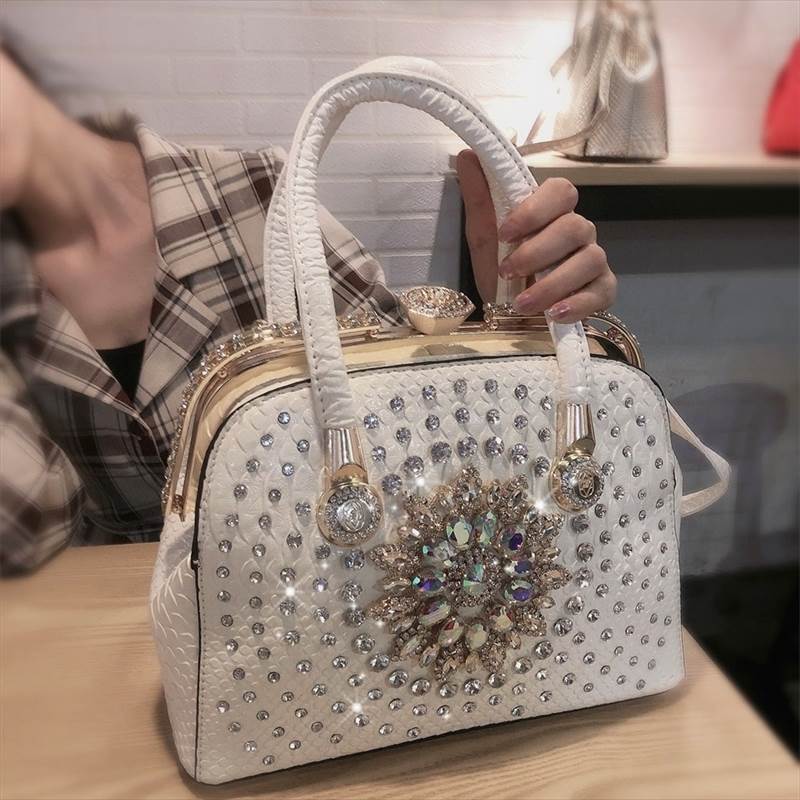 ラスト1点 即納 ハンドバッグ ビジュー ショルダーバッグ キラキラ 個性的 レトロ 横型 パーティーバッグ 斜めがけ ラインストーン ジッパー ファスナー 小さい ホワイト 白 ゴールド 金 レッド 赤 PUレザー 革 手提げ 斜めがけ バック カバン 鞄 高見え かっこいいのサムネイル