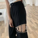 黒 パンツ ワイドレッグ レディース アシンメトリー 個性的 チラ見せ 肌見せ ストレート カジュアル おしゃれ お洒落 かっこいい 穴あき ブラックデニム パンツ ズボン ボトムス ロング パール チェーン ロック クール レトロ 大人女子 こなれ感 ラフ クール モード系 セクシ
