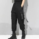 ボトムス パンツ カーゴパンツ 黒 無地 ロック 個性的 カッコイイ ルーズ 大きいサイズ フラップポケット ブラック コーデ ワイドパンツ ズボン ファスナー ポケット ウエストゴム シンプル カジュアル 大人 おしゃれ メンズライク ボーイッシュ スポーティー モード系 主役