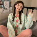2色 長袖ニット セーター カーディガン チェック柄 バラ トップス 長袖 クルーネック 個性的 かわいい 大人可愛い きれいめ おしゃれ お洒落 キュート ラブリー ガーリー 主役級 存在感 レディース 柄 秋 冬 10代 20代 30代 女性用 女の子 学生 通学 デート お出かけ 女子会