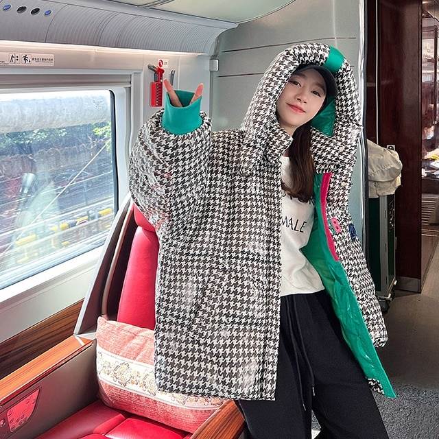 2色 ダウン もこもこアウター 中綿コート ハイネック ワッペン カラフル 千鳥格子柄 裏地 切り替え スタンドカラー 大人可愛い カジュアル ホワイト 白 ブラック 黒 上着 ロングダウン ポケット ボタン ジッパー ジップ カジュアル シンプル 大人カジュアル モコモコ