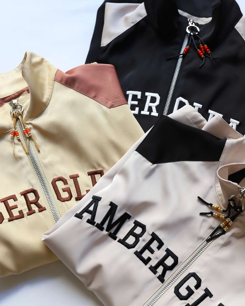 【大好評につき再入荷！！】AMBERGLEAM Embroidered Satin Blouson アンバーグリーム 刺繍ブルゾン オーバーサイズ ユニセックス可能 24SSのサムネイル