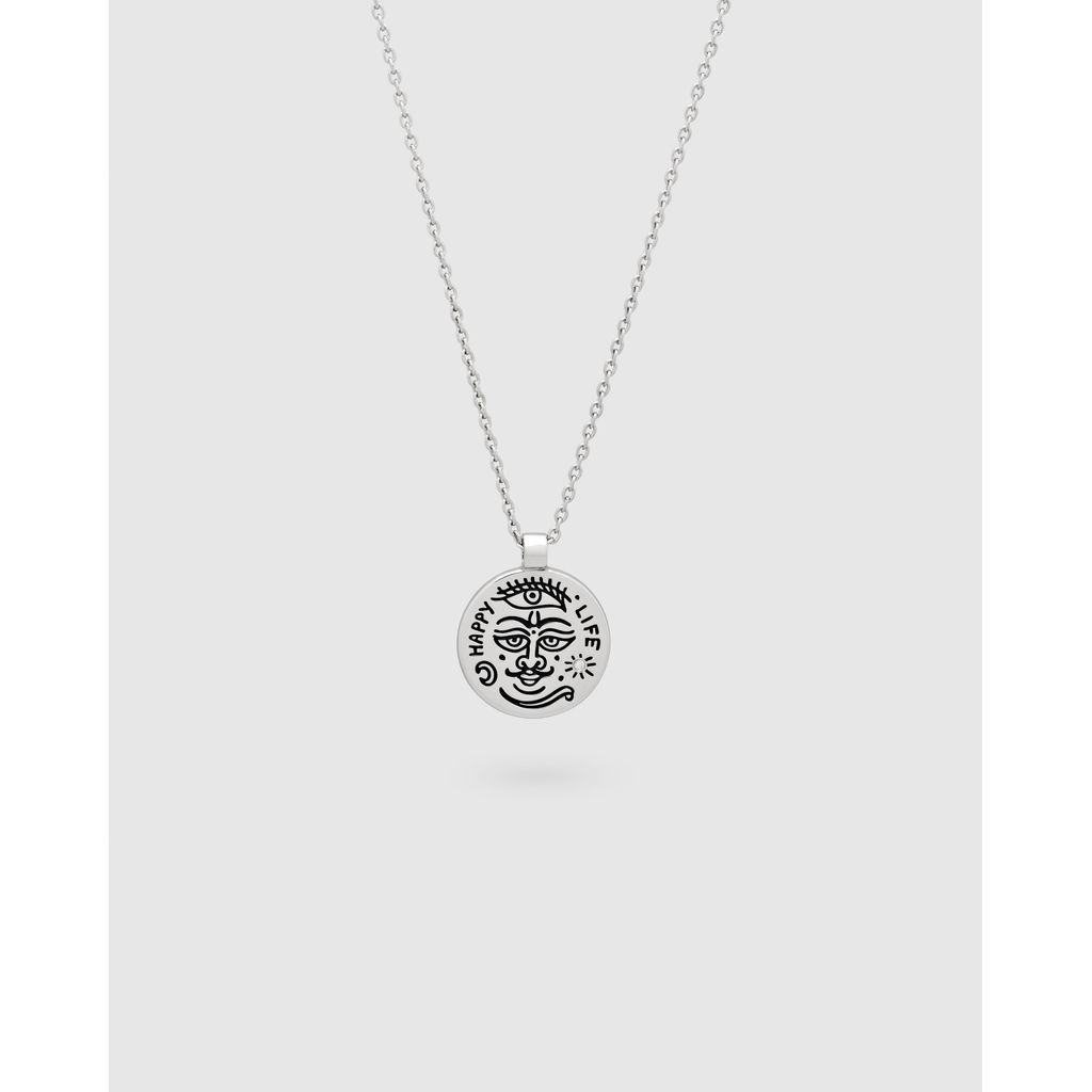 ,,,TOM WOOD Love In Babylon Pendant 101628トムウッドTOM WOODLove In Babylon Pendant 101628925 スターリングシルバー、ホワイトロジウムメッキLove In Babylon Pendantは、両面にカスタムモチーフのエングレービングを施した、ダブルフェイスのラウンドペンダントです。片面にはラボグロウンダイヤモンド、もう片面にはブラックスピネルがあしらわれており、いずれもペンダント表面に手作業でセッティングされています。Love In Babylon Pendantは、カプセルコレクション「Reflections」の一部で、伝統的なシグネットリングに着想を得ています。Tom WoodはタトゥーアーティストのGuy Le Tatooerとコラボレーションし、コレクションのモチーフを制作しました。世界各地を旅し、多様な文化に触れてきた彼の人生からインスピレーションを受け、人々や場所、記憶を映し出すコレクションとなっています。925 スターリングシルバーホワイトロジウムメッキブラックアンティーク加工ポリッシュ仕上げすべての貴金属は100%リサイクル素材を使用していますアンティーク調のディテールは、丹念な手作業によって生み出されています。本製品を長くお使いいただくため、着用中は石鹸、香水、化学薬品にさらさないよう、また運動の際は着用を避けてください。チェーンの長さ / 20.5インチチェーンの幅 / 1.4 mmペンダント / 17 mmラボグロウンダイヤモンド：カット：ブリリアントカラー：F-Gクラリティ：VS総カラット数：0.0063 ct.【当店の商品について】お客様に自信を持って、おすすめできる商品のみ取り扱っております。 日本製のものやインポートブランドを中心にアメカジ、ストリート、キレイめ、アウトドア、スポーツ、シルバーアクセサリー、スニーカーや帽子など幅広いセレクトにて展開しております。ランキング上位商品、人気商品、お得な訳ありアウトレット商品、お買い得な値引き・割引き・セール商品、ポイント変倍商品はお問い合わせが多く、 数に限りがありますので、お早目にお買い求めください。【以下のような方に多くご利用いただいております。】様々な商品を取り揃えている為、20代 30代 40代 50代 60代の方にご利用頂いております。 メンズブランドが多いですがユニセックスで着用できる商品を意識してセレクトしております。アクセサリーは、ギフトで御購入頂くお客様も非常に多いです。シンプルなものデザイン性の高いもの、若い世代向けのデザインなど、豊富に取り揃えておりますので、ぜひごゆっくりお買い物をお楽しみくださいませ。2
