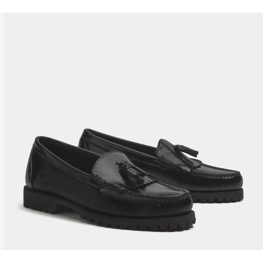 ,,,Timberland オーセンティック ローファー（BLACK）ティンバーランドTimberlandオーセンティック ローファー メンズ仕事にも週末にも対応する万能アイテム、オーセンティック ローファー。プレミアム ティンバーランド® レザーとレザーライニングのフットベッドを採用し、スリップオンスタイルで簡単に着脱可能。ラバーラグアウトソールでグリップ力も確保します。ピンポイント・プレミアム ティンバーランド® レザーを使用したアッパー・レザー素材のライニング・3/4長のレザーライニング付きフットベッド・着脱のしやすいスリッポンスタイル・ラバーミッドソール・耐久性、トラクションに優れたラバーラグアウトソール・ワイズ：W（ワイド）素材フルグレインレザー原産国ドミニカ共和国注意点※ブラウザやお使いのモニター環境により、掲載画像と実際の商品の色や質感が若干異なる場合があります。【当店の商品について】お客様に自信を持って、おすすめできる商品のみ取り扱っております。 日本製のものやインポートブランドを中心にアメカジ、ストリート、キレイめ、アウトドア、スポーツ、シルバーアクセサリー、スニーカーや帽子など幅広いセレクトにて展開しております。ランキング上位商品、人気商品、お得な訳ありアウトレット商品、お買い得な値引き・割引き・セール商品、ポイント変倍商品はお問い合わせが多く、 数に限りがありますので、お早目にお買い求めください。【以下のような方に多くご利用いただいております。】様々な商品を取り揃えている為、20代 30代 40代 50代 60代の方にご利用頂いております。 メンズブランドが多いですがユニセックスで着用できる商品を意識してセレクトしております。アクセサリーは、ギフトで御購入頂くお客様も非常に多いです。シンプルなものデザイン性の高いもの、若い世代向けのデザインなど、豊富に取り揃えておりますので、ぜひごゆっくりお買い物をお楽しみくださいませ。2