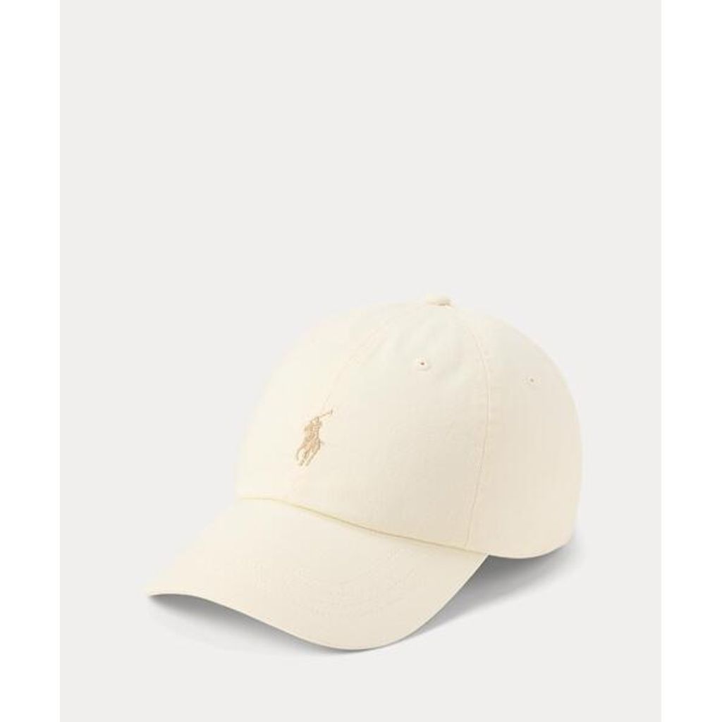 ,,POLO RALPH LAUREN コットン チノ ボール キャップ〈ポロ ラルフローレン〉POLO RALPH LAURENコットン チノ ボール キャップ982針をかけて仕上げたシグネチャーのポニー刺繍が、ボールキャップにPoloらしいアイコニックな印象をプラス。背面のロゴとバックル付きストラップが特徴的な、Better Cottonツイルを使用したアイテム。・シーム入りのつば / 6枚パネル構造。・風通しをよくするアイレット刺繍 / 内側にスウェットバンド。・フロントにシグネチャーのポニー刺繍 / 背面に"Polo"の刺繍とバックル付きストラップ。・Ralph Laurenは、コットン栽培を国際的に改善するためにBetter Cottonと連携しています。・Better Cottonは農業従事者に対し、水の効果的な利用、土壌と自然生息地の健康に対する配慮、有害性の高い化学物質の利用の削減、適正な労働原則の実施について、トレーニングを提供しています。・本商品は物質収支方式に則って材料を調達しているため、全ての製品にBetter Cottonが含まれない可能性があります。※商品の色味は、光のあたり具合など諸条件により色感が多少異なって見える場合がございますので予めご了承下さい。原産国カンボジア素材・本体：綿 100% 装飾部分を除く【当店の商品について】お客様に自信を持って、おすすめできる商品のみ取り扱っております。 日本製のものやインポートブランドを中心にアメカジ、ストリート、キレイめ、アウトドア、スポーツ、シルバーアクセサリー、スニーカーや帽子など幅広いセレクトにて展開しております。ランキング上位商品、人気商品、お得な訳ありアウトレット商品、お買い得な値引き・割引き・セール商品、ポイント変倍商品はお問い合わせが多く、 数に限りがありますので、お早目にお買い求めください。【以下のような方に多くご利用いただいております。】様々な商品を取り揃えている為、20代 30代 40代 50代 60代の方にご利用頂いております。 メンズブランドが多いですがユニセックスで着用できる商品を意識してセレクトしております。アクセサリーは、ギフトで御購入頂くお客様も非常に多いです。シンプルなものデザイン性の高いもの、若い世代向けのデザインなど、豊富に取り揃えておりますので、ぜひごゆっくりお買い物をお楽しみくださいませ。2