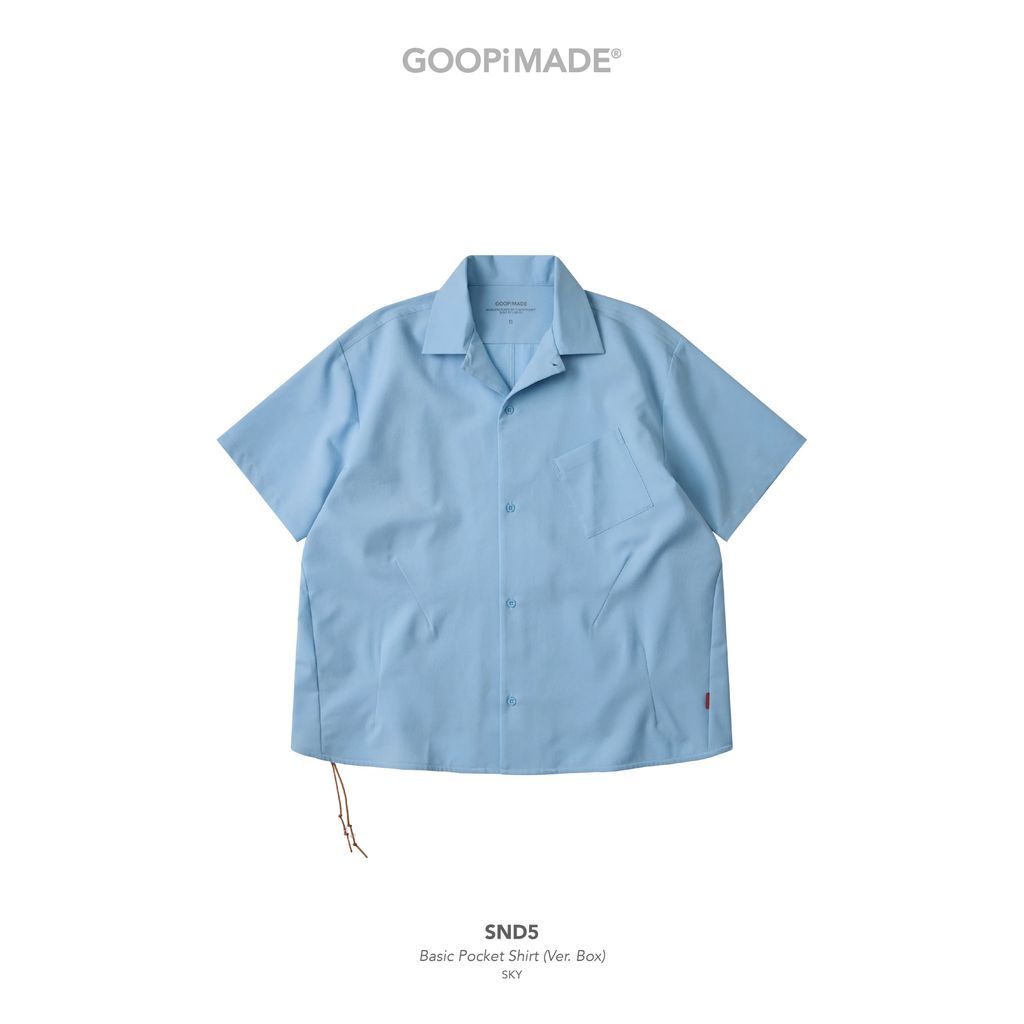 ,,,,,,,,,,,GOOPiMADE SND5 BASIC POCKET SHIRTSグーピーメイドGOOPiMADE SND5 BASIC POCKET SHIRTS規則的な作品の精緻な彫刻夏向けの初の半袖シャツが正式に発売されました。SND5 - ベーシックポケットシャツ（ボックスバージョン）前が長く後ろが短いシルエット設定クラシックシリーズの取り外し可能なオレンジ色のコードと組み合わせてください単色デザインに、ブランドを象徴するオレンジ色がアクセントとして加えられている。DURAFLEXの透明ビーズと組み合わせることで、流れるような感触を実現警告：洗濯前にストラップを取り外すことをお勧めします。後ろ身頃が短めに作られているので、夏らしいレイヤードスタイルが簡単に作れます。左胸の斜めのポケットがシャツのバランスを崩している。 同時に、よりユーザーフレンドリーなアイテム検索ロジックが追加されました。SND5は、全体のシルエットを美しく見せるために、幅広で短めのカットを採用しています。袖のデザイン変更により、手のラインがよりすっきりとした印象になった。オープンカラーとターンカラーの2種類のスタイルで、それぞれ4つのサイズ展開があります。素材｜ポリエステル100％新開発のTTK撚糸は、自然で繊細なシワ感を生み出します。軽量でしっかりとした生地なので、一日中着用しても型崩れしません。これにより、衣服に独特の質感とべたつかない感触が生まれます。CO2フッ素不使用の撥水加工が施されており、日常的な機能性と環境への配慮を両立させています。より快適でリラックスした着用感を実現します「クラシックポケット半袖シャツ」SND5 - ベーシックポケットシャツ（ボックスバージョン）サイズ1 - 着丈68/64cm、肩幅51.5cm、胸囲62cm、袖丈21cmサイズ2 - 着丈70.5/66.5cm、肩幅53cm、胸囲64.5cm、袖丈22cm【当店の商品について】お客様に自信を持って、おすすめできる商品のみ取り扱っております。 日本製のものやインポートブランドを中心にアメカジ、ストリート、キレイめ、アウトドア、スポーツ、シルバーアクセサリー、スニーカーや帽子など幅広いセレクトにて展開しております。ランキング上位商品、人気商品、お得な訳ありアウトレット商品、お買い得な値引き・割引き・セール商品、ポイント変倍商品はお問い合わせが多く、 数に限りがありますので、お早目にお買い求めください。【以下のような方に多くご利用いただいております。】様々な商品を取り揃えている為、20代 30代 40代 50代 60代の方にご利用頂いております。 メンズブランドが多いですがユニセックスで着用できる商品を意識してセレクトしております。アクセサリーは、ギフトで御購入頂くお客様も非常に多いです。シンプルなものデザイン性の高いもの、若い世代向けのデザインなど、豊富に取り揃えておりますので、ぜひごゆっくりお買い物をお楽しみくださいませ。2