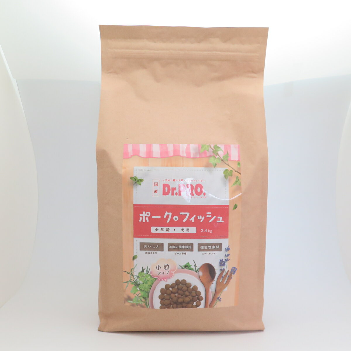 [商品サイズ(mm)]220×80×385[単品重量(g)]2500 [エネルギー]333kcal/100g[栄養成分]たんぱく質30%以上、脂質12%以上、粗繊維5%以下、灰分10%以下、水分10%以下[原材料]乾燥ポーク粉、コーン、グルテンミール、甘藷粉末、大豆、動物性油脂、白身魚ミール、ビートパルプ、セルロース、酵母エキス、ビール酵母、パパイヤ抽出物、ローストアマニ、米胚芽大豆発酵抽出物・樹木抽出物、セレン酵母、オリゴ糖、カツオミール、ミネラル類（ナトリウム、塩素、カルシウム、リン、カリウム、亜鉛、鉄、銅、コバルト、マンガン、ヨウ素）、ビタミン類（A、B1、B2、B6、B12、C、D3、E、K3、コリン、ニコチン酸、パントテン酸、葉酸、ビオチン）、酸化防止剤（ミックストコフェロール、ハーブエキス）[商品説明]いつまでも愛犬の健康を健やかに保つために、ローストアマニやビール酵母、パパイヤ抽出物を配合しました。[使用方法・給与方法]●給与量は愛犬の犬種・体重・運動量・飼育環境によって異なります。愛犬に適した体重を維持する量を与えてください。●いつでも新鮮な水が飲めるように用意してください。●食べ残したフードは毎回廃棄し、放置しないようにご注意ください。●体質に合わない場合は、給与を中止してください。●フードを切り替える際は、以前に与えていたフードと混ぜながら7～10日間かけて徐々に切り替えてください。[使用上の注意]【保存方法】●お買い上げ後は、室内の直射日光の当たらない、湿気の少ないところで保管してください。●開封後はチャックをしっかりと閉じて冷暗所で保管し、なるべくお早めにお与えください。【使用上の注意】●本品は犬用フードです。犬以外の動物には与えないでください。●乳幼児や認知症の方など誤食を防ぐため、置き場所に注意してください。●子供がペットに本品を与える時は、安全のために大人が監視してください。●愛犬の体調に異常が生じたときには獣医師に相談してください。※製品により色、香り、質感にバラツキが生じることがありますが、原料由来のもので品質上、問題はございません。※お断りなく仕様を変更することがありますのでご了承ください。[詳細]米胚芽大豆発酵抽出物・樹木抽出物が腸内の臭いを吸収しますのでフン臭が軽減[原産国]日本[製造販売]株式会社ニチドウ〒124-0025東京都葛飾区西新小岩4丁目37番9号JAN:4975677049248