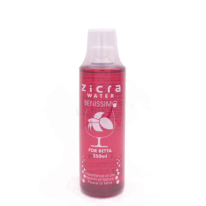 ブランド ジクラ / Zicra 商品名 ジクラウォーター ベニッシモ　[ベタ用] 250ml サイズ/約cm &nbsp; 高さ 幅 内容量 本体サイズ 18cm 5cm 250ml 商品説明 ベタやアカヒレ(コッピー)の飼育に… コップや小さい容器で飼育できるベタですが、ろ過のない環境では飼育水の汚れが早いもの。 主成分の「海洋性珪藻土」はろ過バクテリアに必要なミネラル・アミノ酸・フルボ酸・微量元素などあらゆる有効栄養成分を含んでおり、飼育水の劣化を防ぎます。 消化酵素が腸内細菌を活性化し、体内バランスを整えエサの消化吸収を促進します。 飼育環境だけではなく生体の調子も整えるためベタ本来の体色やヒレの形成を助ける効果が期待できます。 カルキ（塩素）を安全に素早く中和します。 使用方法 ・必ずよく振ってから添加してください。 ・飼育水1Lあたり10mlが基本です。 　120mlは付属の計量カップは10ml、250ml / 500mlは20mlです。 ・飼育水を作る際や水換え時に、水道水に混ぜるか直接添加してください。 ・定期的に飼育水に添加することで、ろ過バクテリアを活性させる効果があります。 対象 ベタ・アカヒレ ご注意点 ※当店では在庫管理システムにより複数店舗の在庫を共有しております。ご注文の殺到や、検品時の不良品発覚等により商品のご用意が出来ない場合がございますので予めご了承ください。 ※素材感や色合いの表現には個人差がありモニター環境により異なる場合がございます。 ご理解の上、ご注文をお願いいたします。
