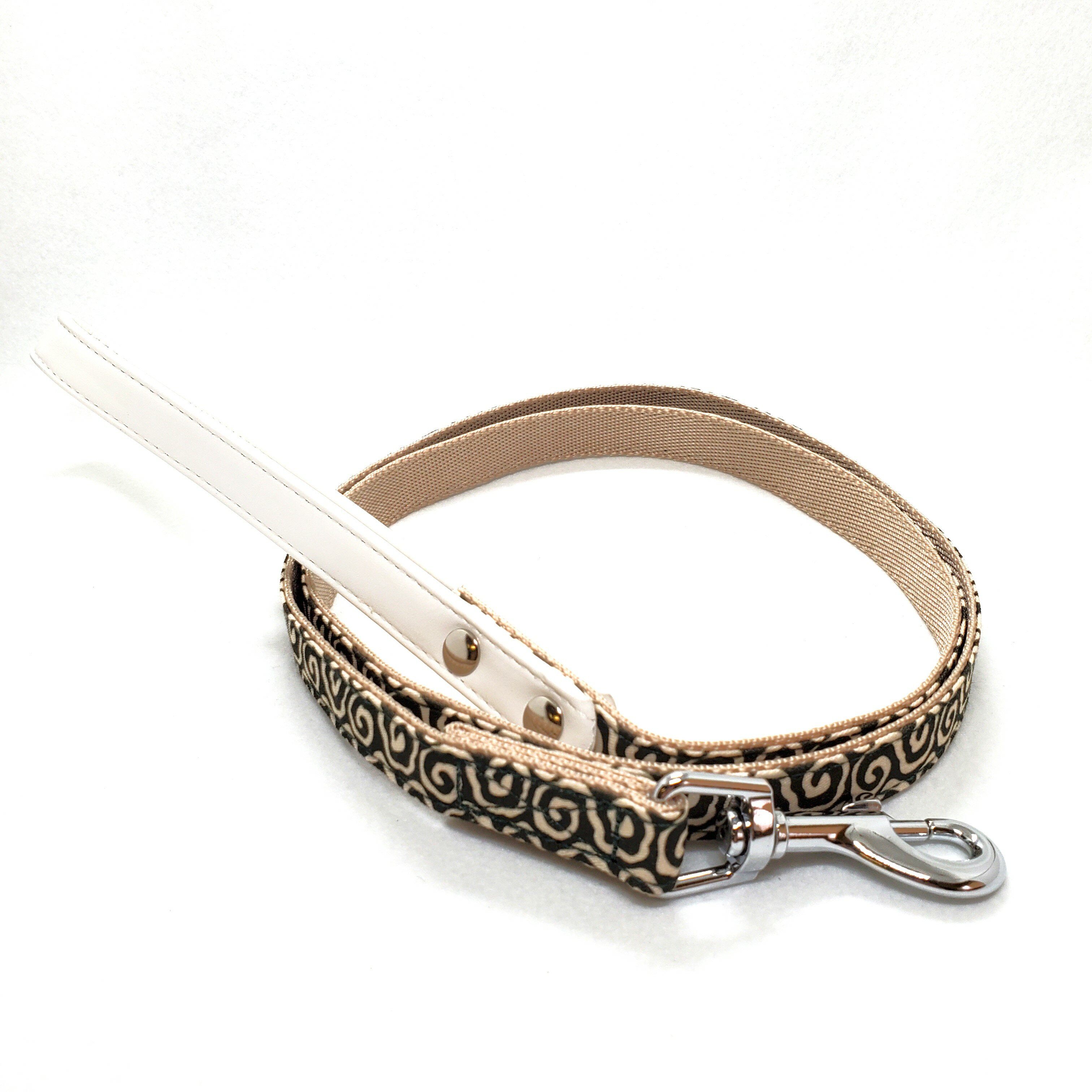 [商品サイズ(mm)]25×12×700[単品重量(g)]105 [原材料]ナイロン[商品説明]犬用引紐[使用方法・給与方法]お使いの首輪のDカンに、リードのナスカンを繋いで取り付け完了です。[使用上の注意]お散歩専用アイテムですので、係留...