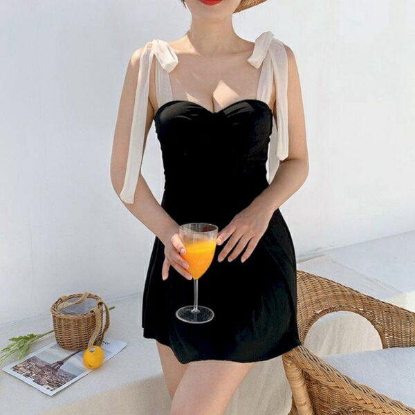 水着 ワンピース 可愛い 韓国 肩リボン 黒 女 女性 レディース 体型カバー 無地 フェミニン 夏 カバーアップ 露出控えめ 大人女子 フレアスカート 大人っぽい ビスチェ風 肩紐リボン 足長 上品 モノトーン バイカラー リゾート 夏休み 海水浴 プール 海 ブラック M L XL