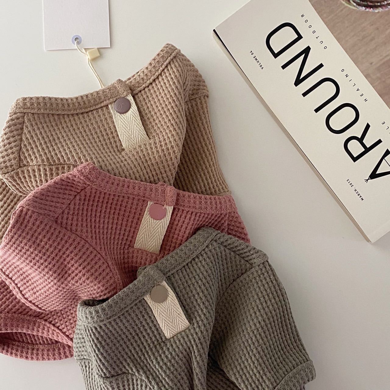 !--画像4～ブロック--> 商品説明 犬の服 小型犬用　中型犬用、　春用、夏用　秋用、冬用　シャツ　ペア服　生地柔らかい伸縮性あり、暖かい　　散歩　お出かけ 　 ★　[サイズ] 　●S　　●M　 ● L 　●XL　 ★　　カラ－　●ピング色　●グリ-ン色●ブラウン色 サイズ 首回り 胴回り 着丈 参考体重 S 26cm 34cm 26cm 2kg~3.5kg M 30cm 38cm 28cm 3.5kg~5kg L 36cm 44cm 35cm 5kg~7.5kg XL 40cm 48cm 40cm 7.5kg~9kg ★★★★ご注文前に確認事項 ●商品サイズの寸法は測り方のよって2cm前後の誤差が生じる場合がございます ●商品写真は撮影時の光の加減などにより実際の色味若干異なる場合もございます ●商品検品や、梱包や発送の為、多少汚れがある場合がございますので予めご了承ください。この犬服は、夏の暑さを快適に過ごすために設計された伸縮性のある生地を使用しています。中型犬や小型犬、さらには猫にも適しており、トイプードルや柴犬、ミニチュアダックス、マルチーズ、パッグなど、さまざまな犬種にフィットします。春や秋にもぴったりのデザインで、季節を問わず愛犬のスタイルを引き立てます。柔らかい素材がペットの動きを妨げず、快適な着心地を提供します。