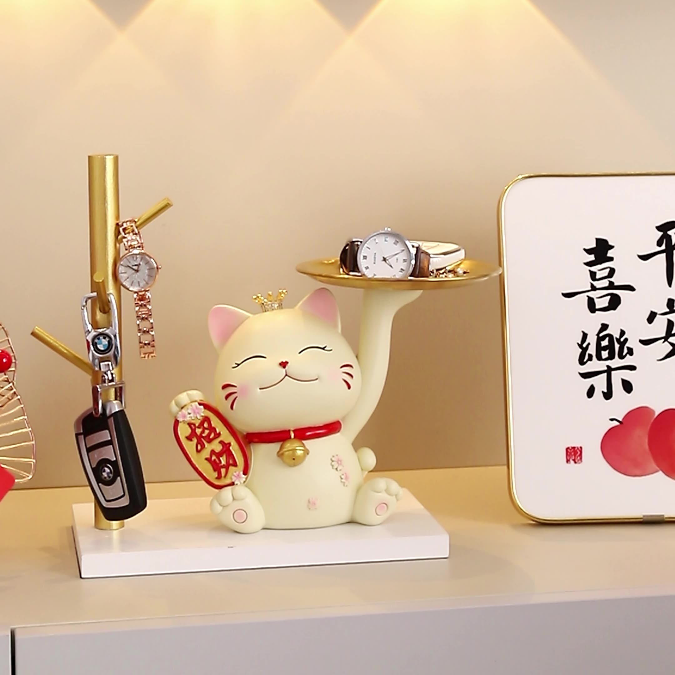 玄関収納 アクセサリー 猫の置物 招き猫 置物 玄関 収納 鍵置き トレー 置物 皿を捧げる猫 キースタンド キーフック トレイ インテリア雑貨 キー まねきねこ インテリア おしゃれ 北欧雑貨 幸運グッズ 金運アップ 開店 ギフト 猫 最適なプレゼント猫の置物 招き猫 置物 玄関 収納 鍵置き衝撃や落下で割れる場合があります。お取り扱いは慎重にお願いいたします。塗装の色ムラや表面の小さな凹凸、表情の違い、小傷等ございます。手作り品の特性として予めご了承下さい。商品の色 素材の感じ等は、ご使用のモニターによって実際の商品と異なる場合がございます。予めご了承ください。手で測っていますので、サイズに多少の差があります。5玄関収納 アクセサリー 猫の置物 招き A B キースタンド