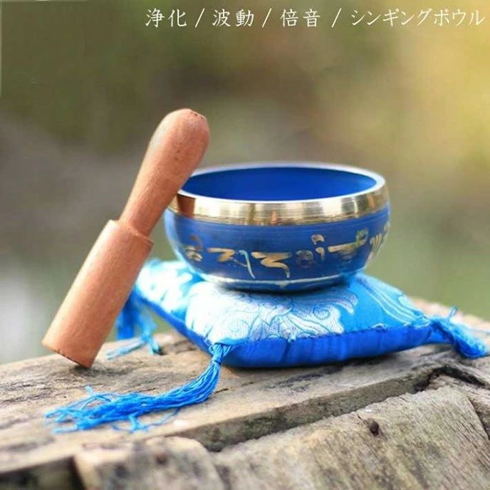 【仕様】サイズ:8.5cm(約195g)9.5cm(約225g)10.5cm(約305g)素材:銅シンギングボウル×1・リン布団×1・スティックの3点セットです。※台座の色は別色の場合もございます、予めご了承くださいませ※深い瞑想、リラクゼーション、ヘルスケア、ヨガイベントなどに使われています。瞑想などの集中力を高めたいシーンや癒しのアイテムのひとつとして世界中の人々に使われています。深く低く落ち着いた音色は徐々に波打つような心地よい倍音となり、この振動が私たちの身体の水分に共鳴し細胞レベルで滞っている気を流します。美しく細工された扱いやすいコンパクト設計です。〜・シンギングボウルとは・〜シンギングボウルの発祥は3000年前、ブッダ生誕以前に遡ります。高僧が儀式に使う仏具であったシンギングボールはTibetan Sounds(チベットの音色)と言われ、その存在はブータン〜ネパール〜インド〜チベットを中心にミャンマー〜インド〜中国にまで広がりました。シンギングボウルの特徴は「波動」と「浄化」、そして「倍音」と呼ばれる音色です。現在では世界中の人々に、心と身体を癒すヒーリングツールとして知られています。シンギングボウル シンキングボウル シ 直径8.5cm 直径9.5cm 直径10.5cm