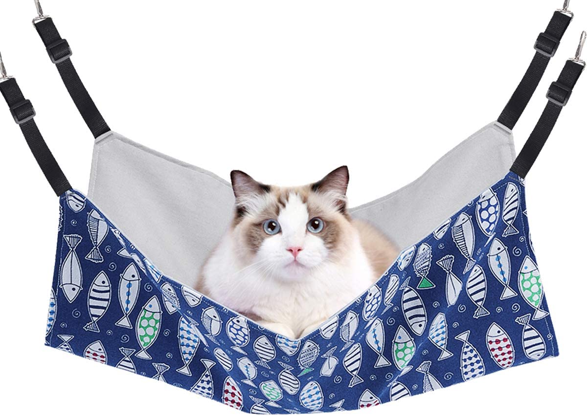 【猫 ハンモック】鮮やかな柄が非常に可愛くて、高級感を溢れて,猫の生活に色彩を増やします。ハンモックの両面とも優れた帆布生地が採用されている,四隅は全部二重縫いで、とても丈夫である,ベルトの長さを調節できます,金物工具は昇級で補強され,折れにくい。猫ハンモックを探している方に、こちらのハンモックをいい選択としてお勧めですよ。【猫ハンモックケージ用】ケージに取付け可能な猫用ハンモック。ハンモック部分はリバーシブルなので、気分に合わせて変えることができます。猫ハンモックのサイズ:56cm x 46cm,適応体重は10kgまでなので、普通サイズの猫ちゃんなら十分使用可能です。【良い通気性&洗濯便利】ハンモックの両面とも優れた帆布生地が採用されている,通気性に優れています、丈夫で猫の引っかきを耐えられます。そして柔らかい故に、愛猫に快適な休み環境を齎します。また,汚れにくいので清潔を楽に保ちます。金具が付いていますので、当店では手洗いを推奨しております。【調節可能&金具丈夫】ベルトの上にナスカンとバックルが付いてます,取り付け場所やケージのサイズによって、ベルトの長さを調節できます。また,金物工具は昇級で補強され,折れにくい。【猫の趣味に合う】猫はハンモックが大好き!体にぴったりフィットする形状なので、猫も安心しやすいのです。そのため、猫の体がどこかにくっついている状態が落ち着くのです。室内で猫を飼っている場合、ハンモックがあることで、ストレス発散にもなります。猫 ハンモック 夏ハンモック ケージ用 ペット ペットグッズ 続々入荷中 魚柄 三角 猫 果物