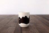 マースプランニング online shopの温感湯呑 富士山 白 丸モ高木陶器 湯呑 湯のみ かわいい 磁器 結婚祝い 出産祝い 温感 カワイイ マジック 祝い 温感マグカップ 色が変わる マグカップ コーヒーカップ 日本土産 富士登山 登頂記念 登山好き プレゼント ギフト アウトドア好き 誕生日 贈り物 記念品 お祝い｜アングル3