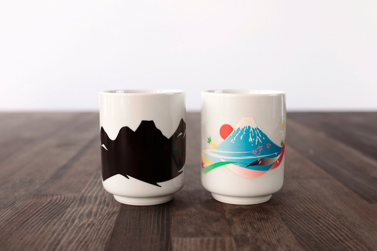 マースプランニング online shopの温感湯呑 富士山 白 丸モ高木陶器 湯呑 湯のみ かわいい 磁器 結婚祝い 出産祝い 温感 カワイイ マジック 祝い 温感マグカップ 色が変わる マグカップ コーヒーカップ 日本土産 富士登山 登頂記念 登山好き プレゼント ギフト アウトドア好き 誕生日 贈り物 記念品 お祝い｜アングル2
