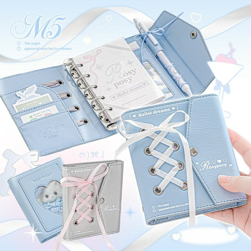 【4枚3Dシール付き】シール帳 M5 透明 システム手帳 台紙 72枚内頁 女の子向けバインダー リフィル クリア かわいい PUレザー カードブック 3インチ対応 一宮格 5穴 芭蕾バンド付き 日記帳 ポケットメモ帳 ペンホルダー付き カード収納