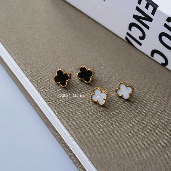 ＼5-20%オフクーポン配布中／ フラワーピアス フラワーモチーフ 四葉 四つ葉 クローバー ピアス レディース 小ぶり ステンレス 金属アレルギー対応 上品 シンプル 高見え ブラック ホワイト 大人可愛い 人気 通勤 プレゼント ギフト アクセサリー 韓国風 花