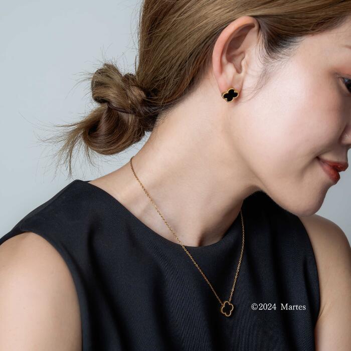 ＼5-20%オフクーポン配布中／ フラワーピアス フラワーモチーフ 四葉 四つ葉 クローバー ピアス レディース 小ぶり ステンレス 金属アレルギー対応 上品 シンプル 高見え ブラック ホワイト 大人可愛い 人気 通勤 プレゼント ギフト アクセサリー 韓国風 花