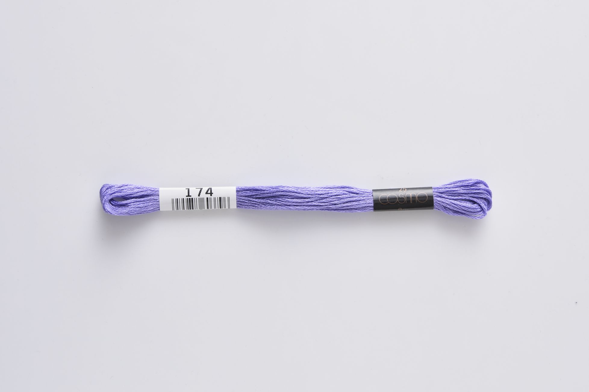 ■ COSMO #25 刺しゅう糸 ■ ◆25番刺しゅう糸　174番◆　 LECIEN がコスモ刺しゅう糸の取り扱いを始めたのは1950年。 当初は195色展開でしたが、より多くの人を魅了する配色を求め、現在では500色の色数を手掛けるようになりました。原料・製法・品質にこだわり、シルクのように輝く光沢に、ソフトな風合い、そして美しい発色を持つコスモ刺しゅう糸は日本国内にとどまらず、欧米をはじめオーストラリア、台湾など世界中の方に愛され、使用されています。 色あせ色落ちしにくい上品な光沢、匠の技術による美しい発色、プロも愛用する繊細なカラーバリエーションが魅力の手刺しゅう用糸（6本あま撚り）。 高級超長綿を使用しています。 ◆ネコポスは合計20本までご利用可能です。 　上記を超える場合は宅配便での配送になります。 　ネコポス、宅急便の詳細については以下を必ずご確認ください。 ◆在庫の都合上、メーカー発注が必要な場合があります。 ◆画像やモニターによって実際の色合いと異なる場合があります。 ◆ご購入数により配送料金が割増になる場合があります。その場合別途メールでご確認させていただきます。 ■ COSMO #25 刺しゅう糸 ■ 　 ◆素材　　：綿100％　 ◆カラー　：174 ◆メーカー：ルシアン/lecien ◆こちらの商品ページは1本単位での販売です。 手芸の丸十はお客様の手作りのお時間を少しでも楽しいものにしていただけるよう、お手伝いさせていただきます。手芸用品 服飾用品 生地 毛糸 雑貨 ソーイング レシピ 編み図 パターン 刺しゅう 手作りキット レジン アクセサリー ぬいぐるみ 編みぐるみ 手づくり プレゼント ベビー用品 入園入学 オーガニック素材