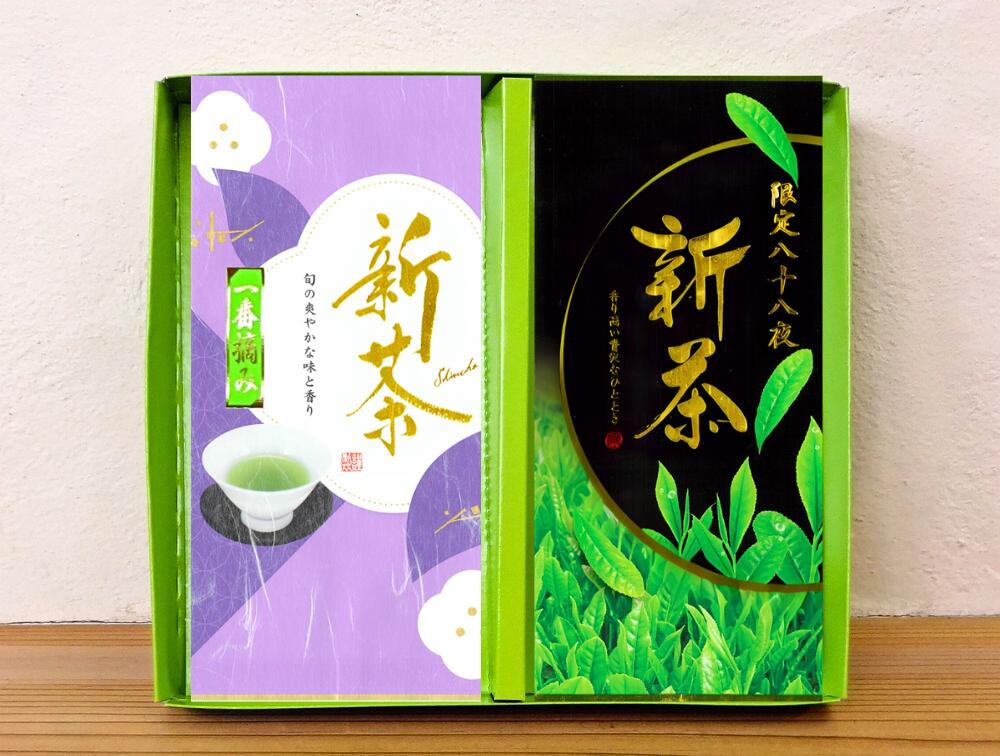 商品情報名称新茶　限定八十八夜・一番摘みの2本セット原材料名緑茶（静岡県産）内容量200g（100g×2袋）賞味期限枠外下部に記載保存方法高温・多湿を避け移り香に注意して保存してください。製造者共栄製茶農業協同組合静岡県菊川市三沢128-2一番摘み… 4月春一番 の希少な茶葉を「一芯二葉」と言われる丁寧な摘み取りでを行います 柔らかな葉を姿かたちを崩さないように　深く蒸しあげた【一番摘み】 柔らかい日差しで育った早春の芽を深蒸しにすることで渋みの無い甘みとコクをを引き出しています 希少な茶葉による贅沢な一品です 八十八夜とは… 立春から数えて八十八夜、この頃に摘み採られたお茶は、古来より不良長寿の縁起物として珍重されてきました お茶の新芽に若々しい香りと旨味が閉じ込められて、この時期特有の味わいです。 こちらの商品は【送料無料】です 詳しくは商品説明をご覧ください 新茶 限定八十八夜 100g 旨味の強いかぶせ茶。 「かぶせ茶」とは… 茶畑に黒い覆いを掛けて作るお茶を「かぶせ茶」と言い、渋味成分のカテキンを抑える効果があります。 青みがかった湯の色は、「かぶせ茶」独特の美しい色合いです。 アミノ酸豊富な甘い味と、美しい鮮やかな水色が特徴の貴重な茶葉です。 2