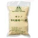 【特徴】 神奈川県の丹沢山塊で採取された酵母を小麦粉、米、麹、水でゆっくり育てたパン種です。 すっきりとした爽やかな風味が特徴です。酵母独特の香りが薄く、甘みがあり、ふんわりと膨らむみます。 酵母の香りが弱い分、小麦の味を楽しめます。 ドライイーストに比べ発酵力が弱いため、発酵に時間がかかりますが、そのぶん甘い香り、イーストで作るパンにはない、素朴なのに複雑な味わいが特徴。 冷凍保存はできません。 製パンの前に生種作りが必要です。 生種は冷蔵保存の上1週間以内にお使いください。 化学合成物質は使用しておりません。 【生種（なまだね）の作り方】 1.パン種（粉末）に対し、2倍の30℃の温水（温度計で測った水）を用意する。 2.温水とパン種を均一に混合するため、先に温水を容器に入れ、あとからパン種を入れて、よくかき混ぜる。 3.28℃で24時間発酵させ、冷蔵庫（4℃）で1晩保管した後、使用する。熟成した生種を使用する際は、よくかき混ぜてから使う。 ※できあがった生種は、冷蔵庫（4℃）で保管し、7日〜10日で使い切る。 　　 【メーカー】 有限会社ホシノ天然酵母パン種 【原材料】 小麦粉(小麦(国産))、米(国産)、酵母、麹 【保存方法】 要冷蔵(10℃以下)。開封後は密閉容器に入れ、冷蔵庫で保管してください。